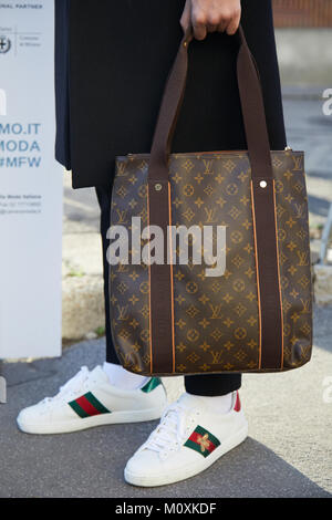 Hombre Con Mochila Azul Y Negra De Louis Vuitton Antes Del Fendi Show De  Moda Milan Semana Estilo Calle Foto editorial - Imagen de negro, exterior:  194561851