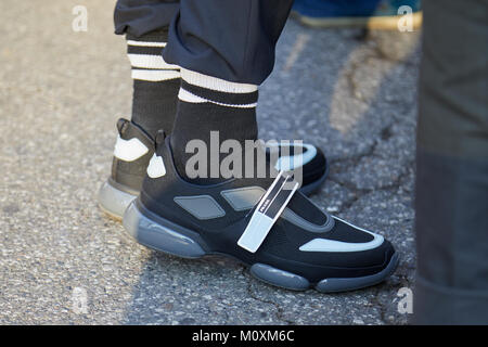 Milán - 13 de enero: hombre de Zapatos Prada antes de Marni moda, Street Style de la Semana de la moda de Milán el 13 de enero de 2018, en Milán de stock - Alamy