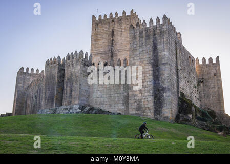 Castillo del siglo 10 en la parte histórica de la ciudad de Guimaraes en la provincia de Minho en el norte de Portugal Foto de stock