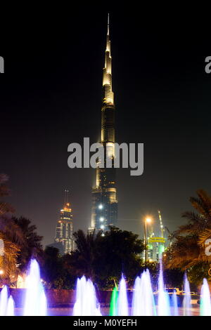 DUBAI, EMIRATOS ÁRABES UNIDOS - Octubre 18, 2017: Dubai escena nocturna con mega altos rascacielos Burj Khalifa ver y moderno ambiente Foto de stock