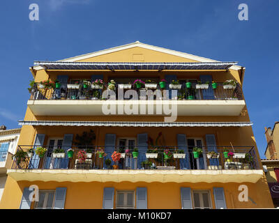 Visualización de plantas en macetas en los balcones de un edificio en Le Lavandou Foto de stock