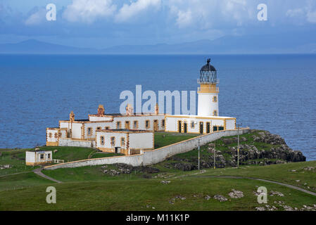 Neist Point faro en la Isla de Skye, Inner Hebrides, Scottish Highlands, Scotland, Reino Unido Foto de stock