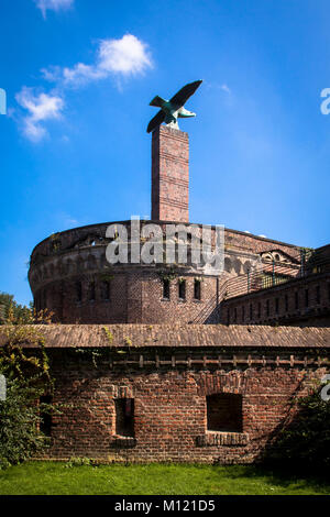 Alemania, Colonia, el Fort I. de la antigua fortificación de Prusia, Fort  Erbgrossherzog Paul von Mecklenburg, la columna con el águila fue un  errected Fotografía de stock - Alamy