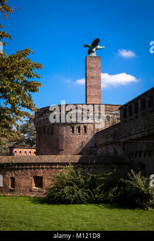 Alemania, Colonia, el Fort I. de la antigua fortificación de Prusia, Fort  Erbgrossherzog Paul von Mecklenburg, la columna con el águila fue un  errected Fotografía de stock - Alamy