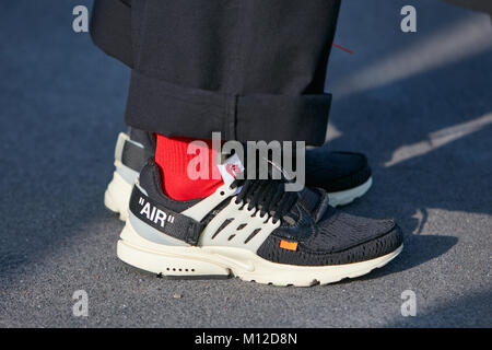 Milán - 14 de enero: el hombre con zapatillas Nike Air calcetines rojos antes de 2 Fashion Show, la Semana de la moda de Milán street style el 14 de enero de 2018, en Fotografía de stock - Alamy