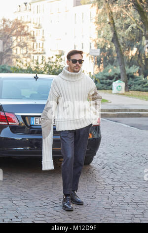 Milán - 14 de enero: el hombre con jersey blanco mangas largas antes de MSGM la Semana de la de Milán street style el 14 de enero de 2018, en Milán Fotografía de stock - Alamy