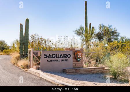 TUCSON, AZ - Octubre 26, 2017: la señal de entrada para el Parque Nacional de Saguaro en Arizona.
