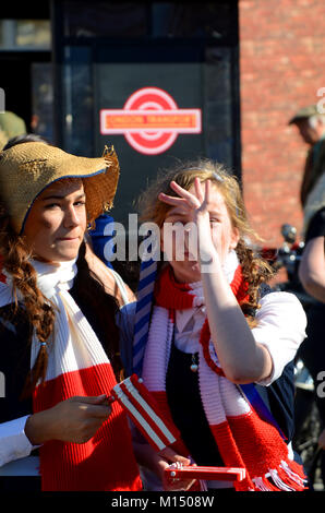 Niñas de St. Trinians en el Goodwood Revival. Niños traviesos con ropa de  época Fotografía de stock - Alamy