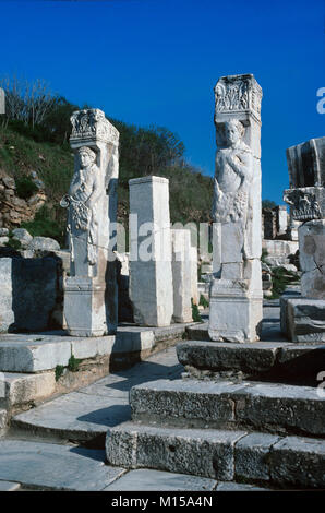 Sigue el arco de la Puerta de Hércules, Calle Curetes, Éfeso, Turquía Foto de stock