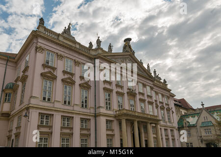 Palacio primado en Primacialne namestie ( Primado square ) en Bratislava, Eslovaquia. El palacio fue construido a partir de 1778 a 1781 para el arzobispo Jozsef Batthy Foto de stock