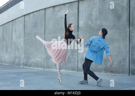 Bailarina de ballet moderno par de pantalones negro negro en camisa y  vestidos rosas bordo artes danza elemento con antecedentes de espacio  Fotografía de stock - Alamy
