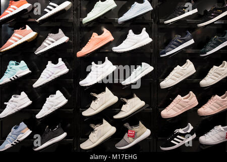 pantalla de adidas zapatos atléticos en una tienda de footlocker en 82nd St. off Avenue en Jackson Heights, Queens, York Fotografía de stock - Alamy