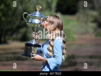 Melbourne, Australia. 28 ene, 2018. Caroline Wozniacki de Dinamarca besa su trofeo del Abierto de Australia, la Daphne Akhurst Memorial Cup en el Real Jardín Botánico de Melbourne, Australia, el 28 de enero, 2018. Crédito: Bai Xuefei/Xinhua/Alamy Live News