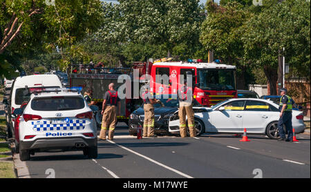 Melbourne, Australia. El 28 de enero de 2018. La policía y los bomberos al personal alejado de la escena de un accidente de tráfico en Kooyong Road, South Caulfield. Crédito: Philip Juego/Alamy Live News