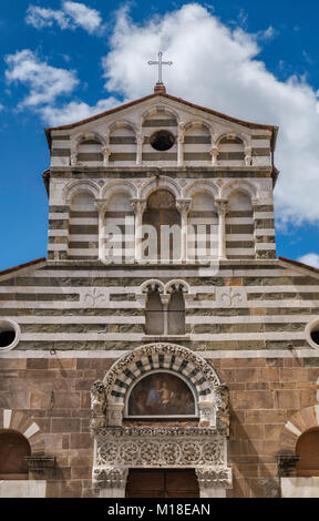 Chiesa di San Giusto, siglo XII, iglesia de estilo Romanesque-Pisan, Lucca, Toscana, Italia Foto de stock