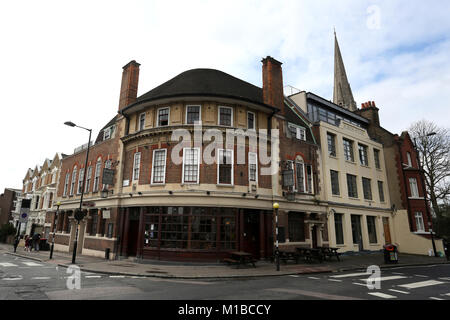 El Rose & Crown pub en Stoke Newington, Londres, Reino Unido.