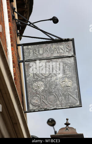 El Rose & Crown pub en Stoke Newington, Londres, Reino Unido.