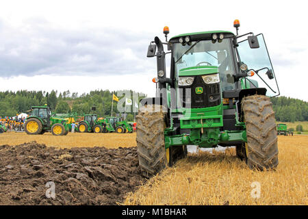 SALO, Finlandia - Agosto10: John Deere 6150M tractor agrícola y el arado en la anual Puontin Peltopaivat Show agrícola en Salo, Finlandia En Augus Foto de stock