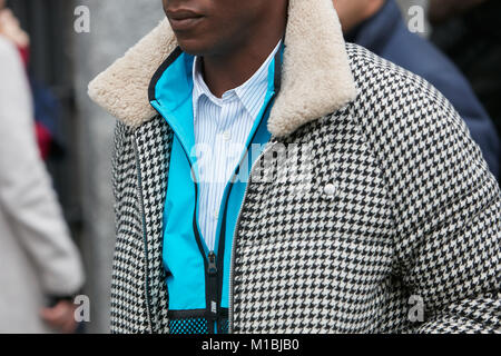Milán 15 de enero: el hombre de negro y blanco y azul houndstooth chaqueta Nike sudadera antes de Armani Fashion Show, calle de la Semana de la moda de Milán