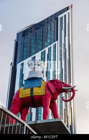 Londres, Reino Unido - Noviembre 03, 2012: La estatua que representa el nombre de Elephant & Castle, junto a la entrada de la estación de metro de Londres con estratos se1 en construcción Foto de stock