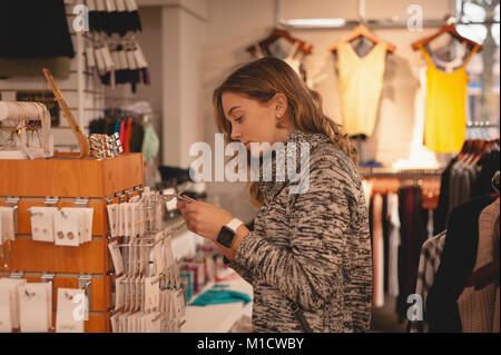 Mujer de compras en el centro comercial de accesorios Foto de stock
