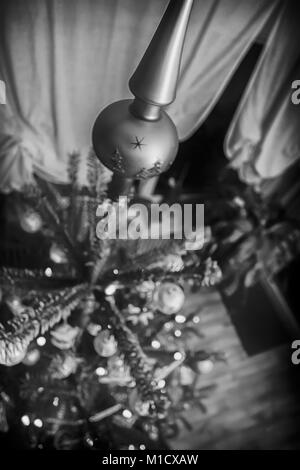 La vista desde la parte superior del árbol de Navidad en el antiguo look monocromático Foto de stock