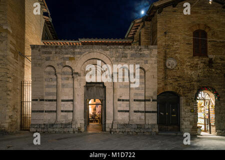 Vista nocturna de los restos de la iglesia de San Francesco, en el centro histórico de San Gimignano, Siena, Toscana, Italia