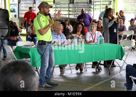 mezcla dólar estadounidense Travieso Villalba, Alcalde de Puerto Rico, Luis Javier Hernàndez habló ante una  reunión de vecindario el 27