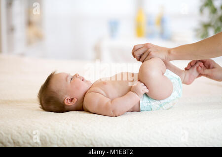 Adorable bebe recién nacido disfrutando de masaje de la madre. Foto de stock