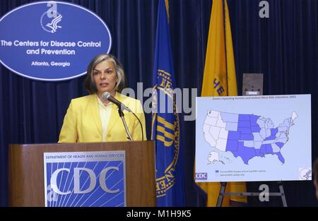Fotografía de Julie Louise Gerberding, MD, ex Director del CDC, hablando en una conferencia de prensa sobre el creciente las zonas afectadas con el virus del Nilo Occidental y los esfuerzos para su prevención, agosto de 2003. Imagen cortesía de CDC. () Foto de stock