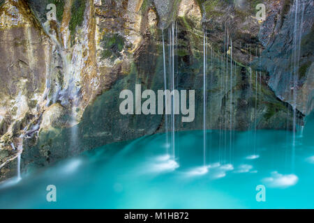 Pequeñas cascadas del río en desfiladeros rocosos, Gran Soca Gorge, río Soca, Bovec, Eslovenia