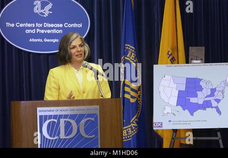 Fotografía de Julie Louise Gerberding, MD, ex Director del CDC, CDC, hablando en una conferencia de prensa sobre la creciente de casos humanos afectados con el virus West Nile, agosto de 2003. Imagen cortesía de CDC. () Foto de stock