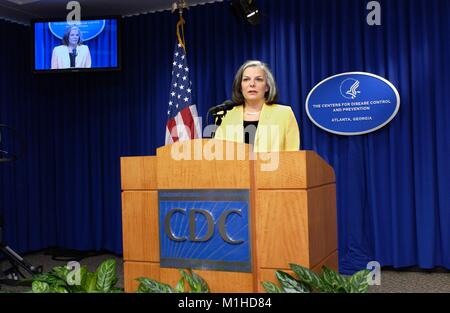 Una fotografía que muestra Julie Gerberding, ex director del CDC, hablando en una conferencia de prensa sobre las amenazas de salud pública, como el huracán Isabel, el virus del Nilo Occidental y un brote de sarampión en las Islas Marshall, el 18 de septiembre de 2003. Imagen cortesía de CDC. () Foto de stock