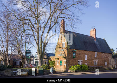 El Yeoman de Inglaterra, un tradicional pub village, Wootton, Northampton, Reino Unido Foto de stock