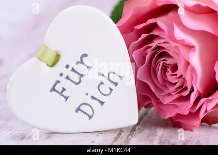 Zum Valentinstag Blumenstrauß mit Herz und Aufschrift "für Dich'