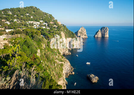 Vista panorámica brillante de los míticos farallones de rocas desde el acantilado trail en la isla mediterránea de Capri, Italia