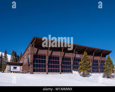 Pioneer Crossing día lodge y restaurante en la cima de pico 7, Breckenridge Ski Resort, Breckenridge, Colorado.