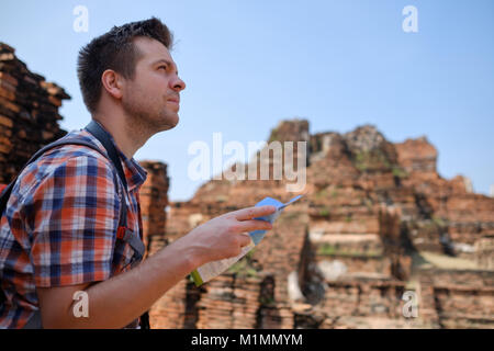 Hombres caucásicos con mapa turístico en Asia Tailandia. Viajes concepto de estilo de vida Foto de stock