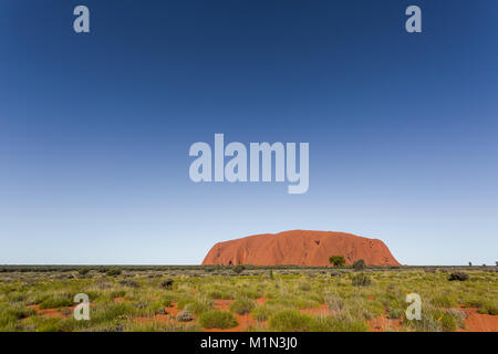 Uluru, centro rojo, el gran Outback. El Territorio del Norte, Australia