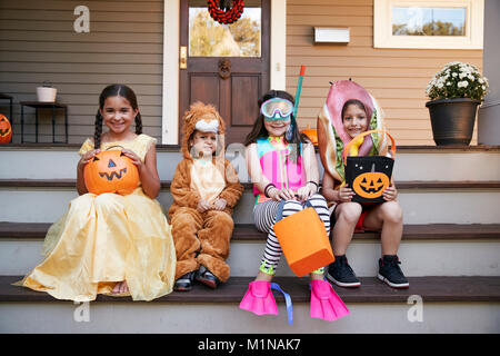 Los niños vistiendo disfraces para Halloween truco o tratar