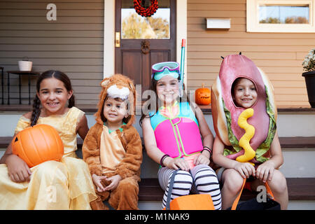 Los niños vistiendo disfraces para Halloween truco o tratar