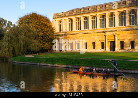 Navegar por el río Cam con el Trinity College's Biblioteca Wren, Universidad de Cambridge, Cambridge, Cambridgeshire, Inglaterra, Reino Unido, Europa