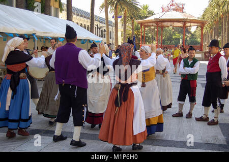 liberal espada genéticamente Un grupo folk en los tradicionales trajes Galican celebra el vino nuevo -  La Coruña, Galicia, España Fotografía de stock - Alamy