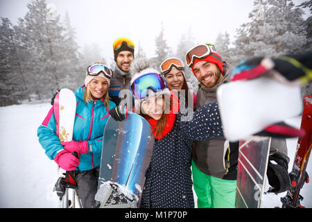 Las hembras jóvenes teniendo selfie juntos en el terreno de esquí Foto de stock