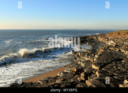 Por Mar Ogmore mostrando formaciones de roca caliza y olas altas. Vista costera de Costa de la herencia galesa. Foto de stock