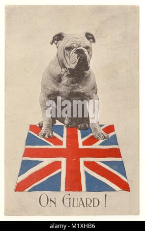 Postal patriótica original de la era WW1 del bulldog británico sentado en una bandera de la Unión. "En guardia" advierte. Matasellos 1914, Reino Unido Foto de stock
