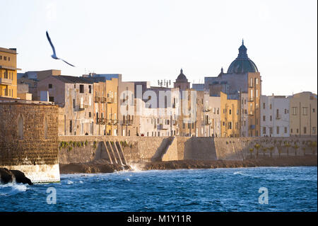 Sicilia ciudad costera, vista al atardecer del horizonte de Trapani visto desde la costa norte de la ciudad, Sicilia, Italia. Foto de stock