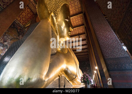 El Buda reclinado templo Wat Pho en Bangkok, Tailandia