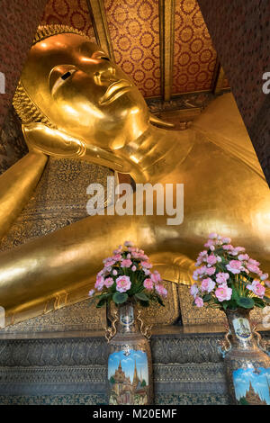 El Buda reclinado templo Wat Pho en Bangkok, Tailandia