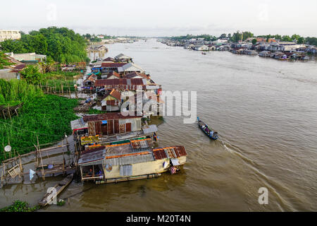 Chau Doc, Vietnam - 3 Sep, 2017. Pueblo flotante sobre el río Bassac en Chau Doc, Vietnam. Chau Doc es una ciudad situada en el corazón del Delta del Mekong, en Vietna Foto de stock